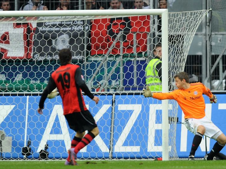 Bis zur 87. Minute war Jörg Butt unbezwungen - dann musste er gleich zweimal hinter sich greifen.