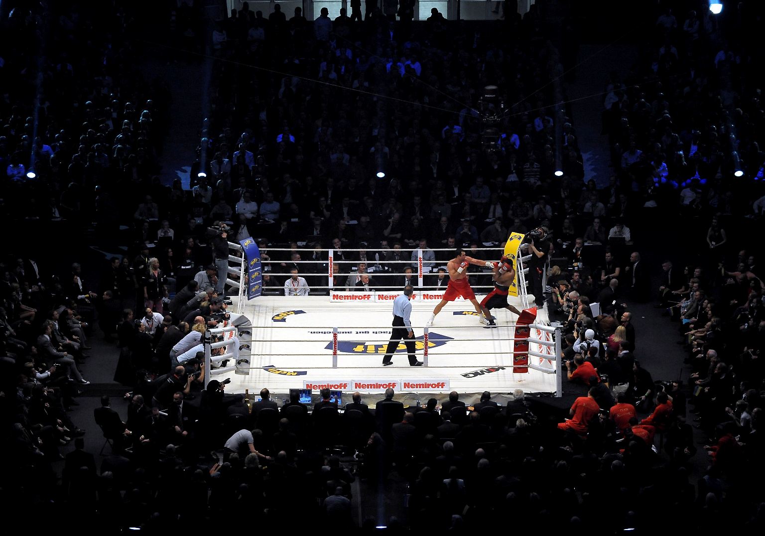 Als die Pfiffe in Düsseldorf nicht mehr zu überhören waren, rettete Wladimir Klitschko seine Box-Party doch noch.