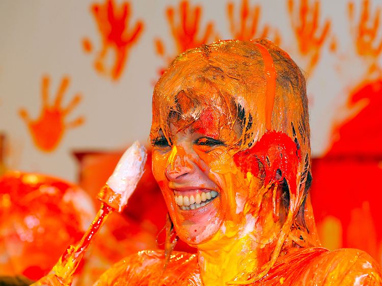 Auch so einen Anschlag mit Farbe findet die coole Oma voll okay.