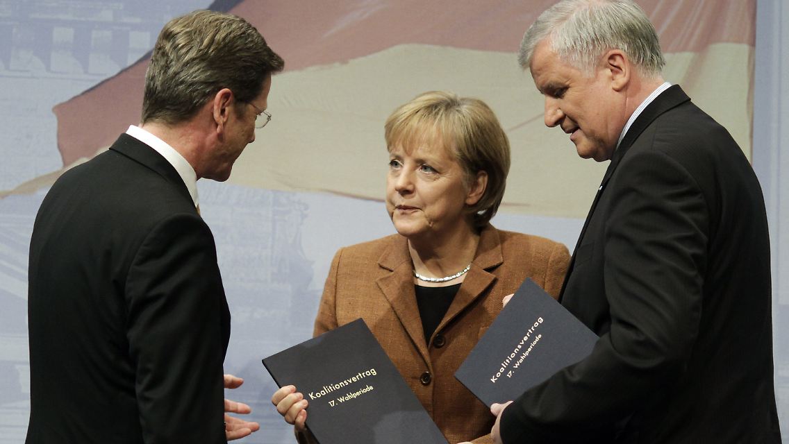 Eigentlich sollte alles drinstehen: Trotz Koalitionsvertrag streiten Westerwelle, Merkel und Seehofer über den Kurs der Regierung.