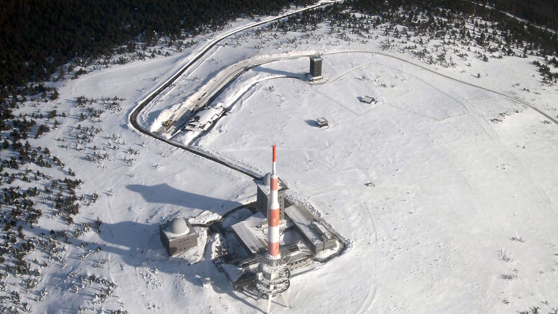 Das Harzvorland ist schon längst schneefrei, aber auf dem Brocken hält sichs noch.