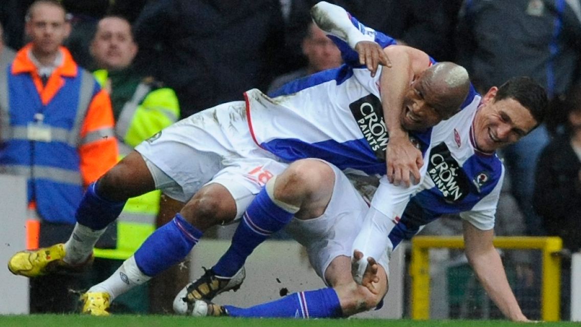 Griechisch-römischer Jubel: Blackburns Keith Andrews herzt El Hadji Diouf nach dem Ausgleich gegen Chelsea. with