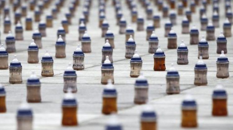 4000 Babyflaschen mit verschmutztem Wasser weisen in der Schweizer Stadt Bern auf den Notstand hin.