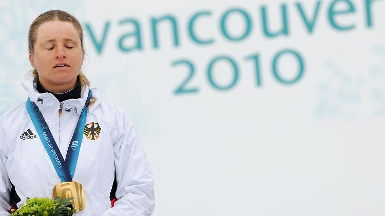 Langläuferin Verena Bentele genießt ihren Sieg beim 1 km Klassik-Sprint der sehbehinderten Langläufer bei den Paralympics 2010 in Whistler, Kanada.