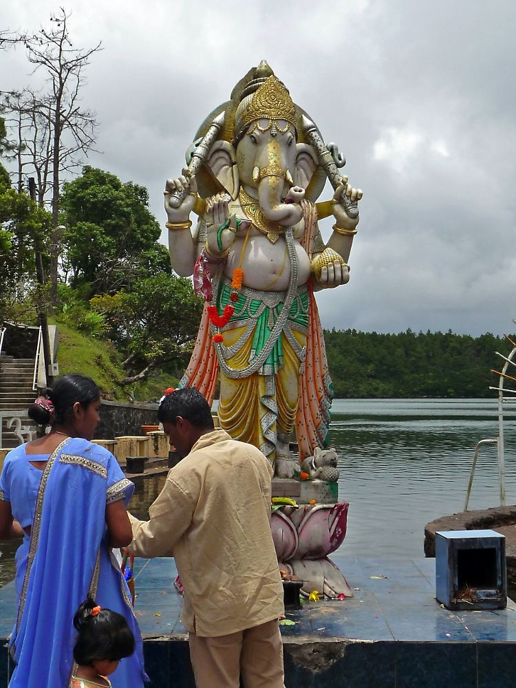 Shiva führt die Götterparade an: Am Grand Bassin reihen sich die Hindu-Statuen zur Verehrung aneinander.