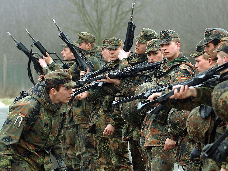 Ein Ausbilder der Bundeswehr überprüft auf einem Truppenübungsplatz in Ahlen die entleerten Waffen der Rekruten in der Grundausbildung.