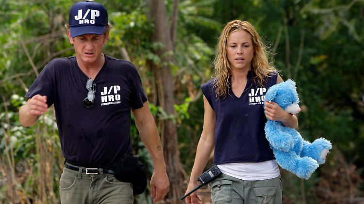Sean Penn hilft auf Haiti - an seiner Seite Schauspielerin Maria Bello. 