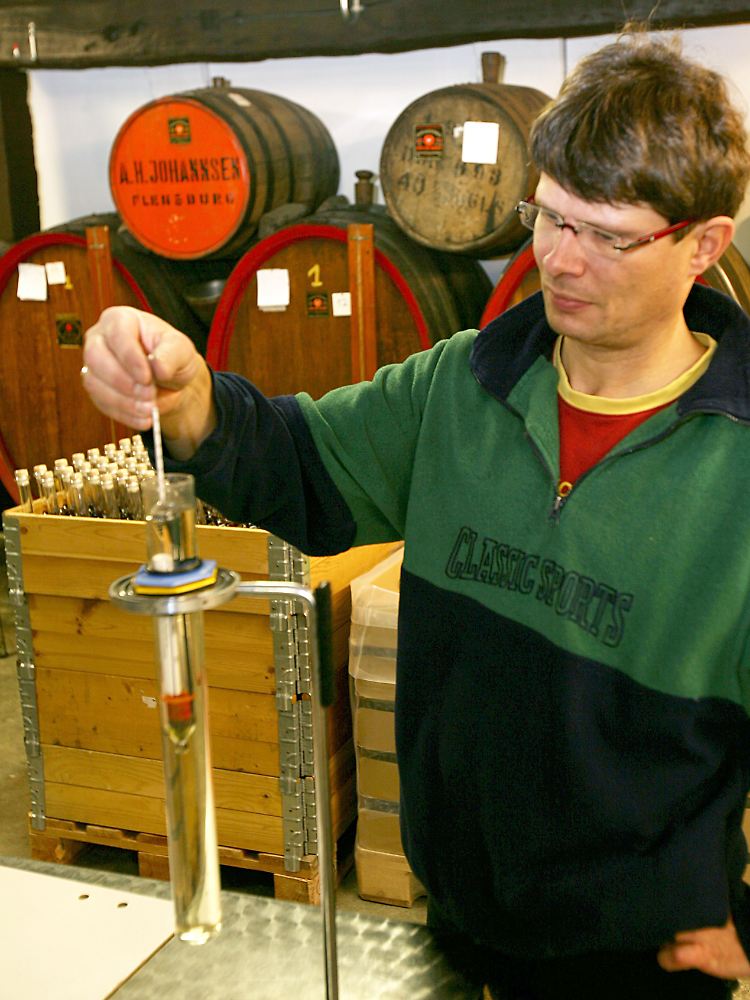 Hier wird der Alkoholgehalt von Rum auf herkömmliche Art und Weise gemessen.