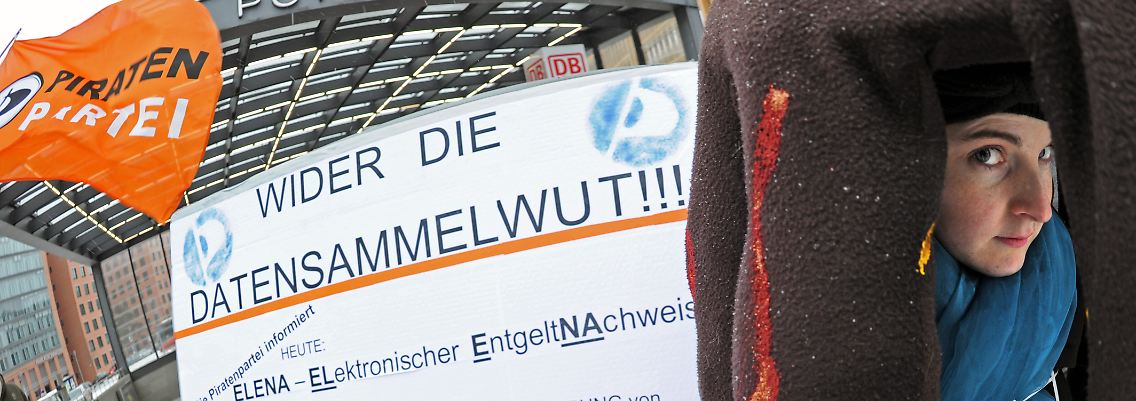 Unter dem Motto "Aufklärung über Protest gegen das Elena-Vorhaben" demonstriert eine Aktivistin der Piraten Partei auf dem Potsdamer Platz in Berlin gegen das Datenprojekt