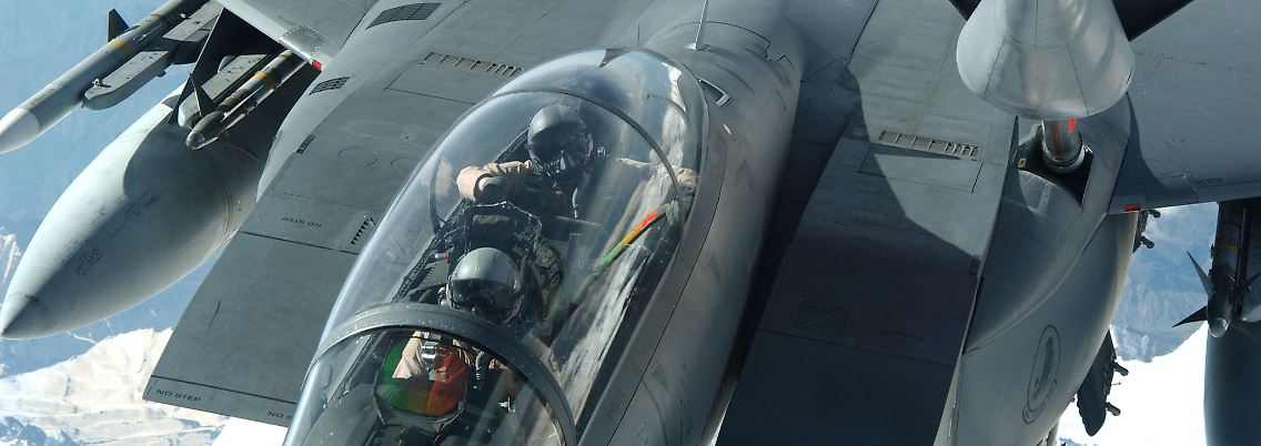 Fliegende Tankstelle: Eine zweisitzige F-15E "Strike Eagle" übernimmt Sprit aus den Tanks einer KC135 "Stratotanker".