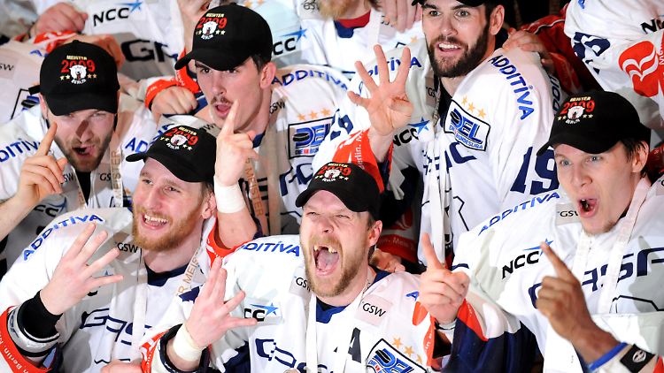 Die Berliner Eisbären feiern ihren Meisterschaftstitel (Archivfoto vom 15.04.2009).
