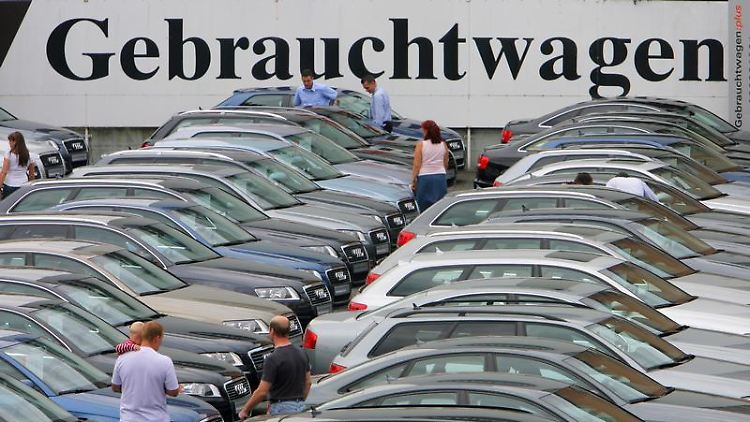 Wer ein gebrauchtes Auto kauft und an diesem einem Mangel feststellt, kann vom Händler Nachbesserungen verlangen - aber nicht in jedem Fall.