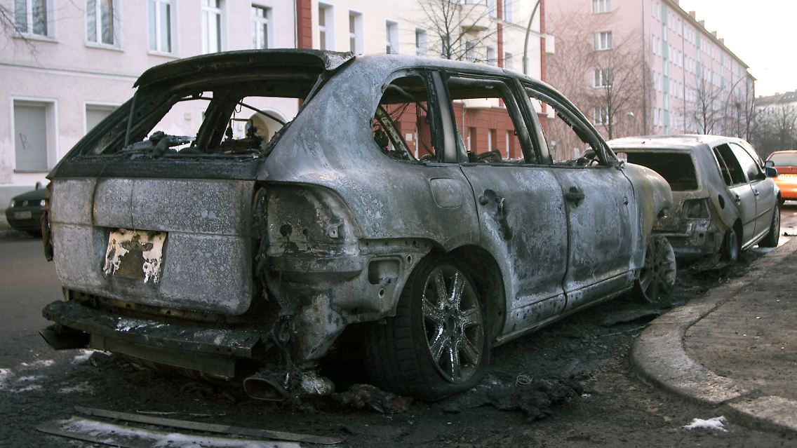 Ein ausgebranntes Auto in Berlin-Friedrichshain (Bild vom 25. Januar 2009).