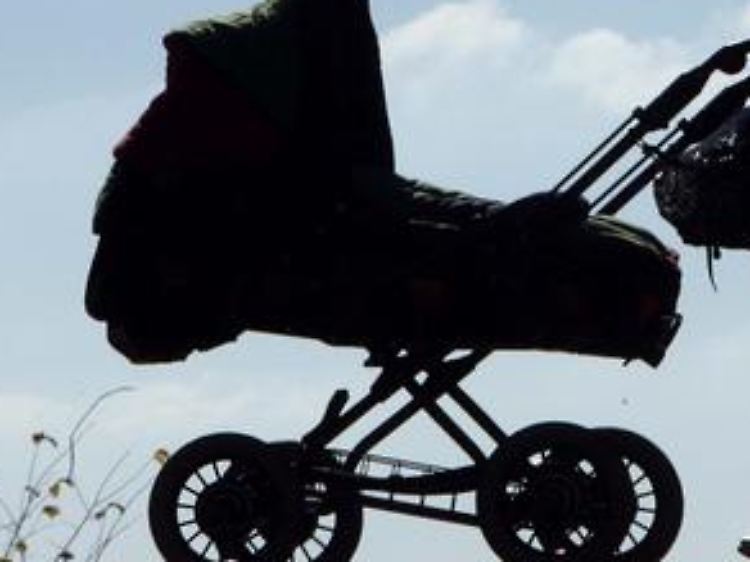 Ein kurzer Moment kann reichen - und ein Kinderwagen macht sich selbstständig. (Archiv)