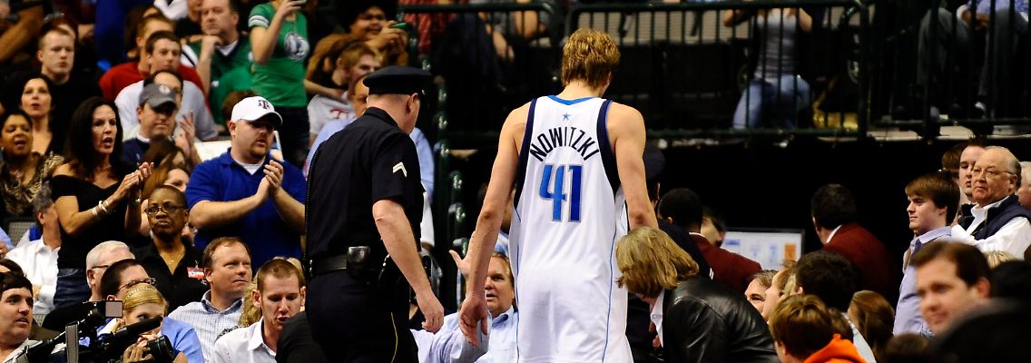 Ab unter die Dusche: Dirk Nowitzki verlässt das Parkett.