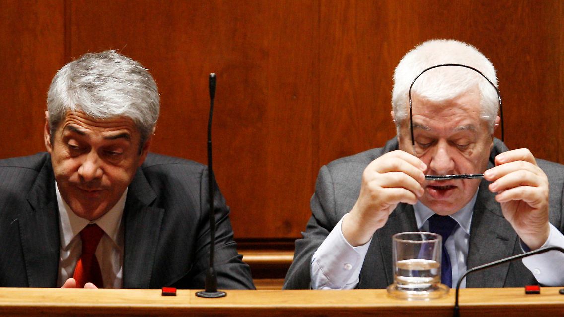 Große Sorgen mit dem Defizit: Portugals Ministerpräsident Jose Socrates (links) und Finanzminister Fernando Teixeira.