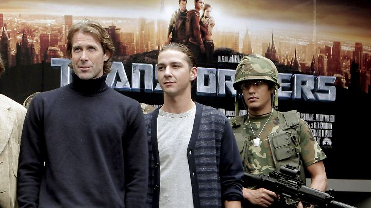 Regisseur Michael Bay (links) und US-Schauspieler Shia LaBeouf während der Präsentation von "Transformer" in Madrid. (Archivfoto vom 20. Juni 2007)