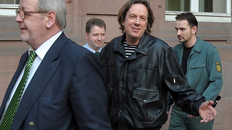3300 Euro Entschädigung bekommt Kachelmann für seine Tage in Untersuchungshaft. Die Kosten für den Prozess trägt der Steuerzahler.