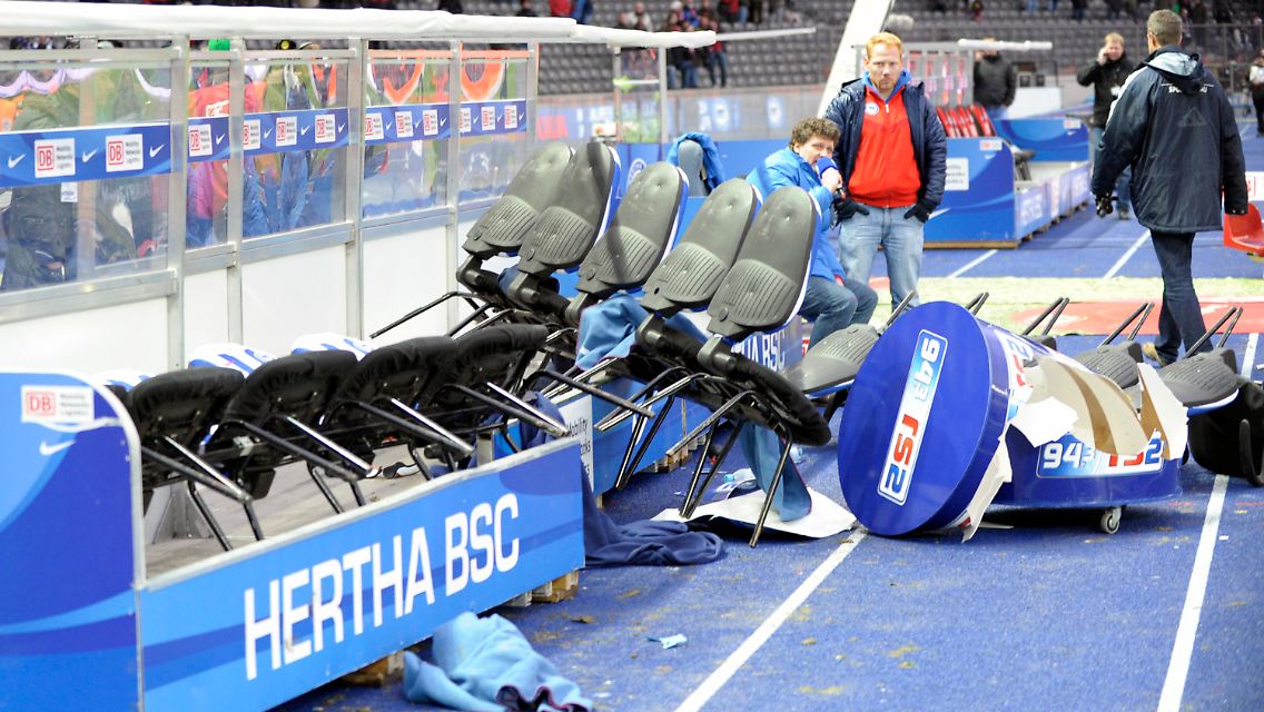 Spuren der Verwüstung nach dem Spiel gegen Nürnberg im Olympiastadion.