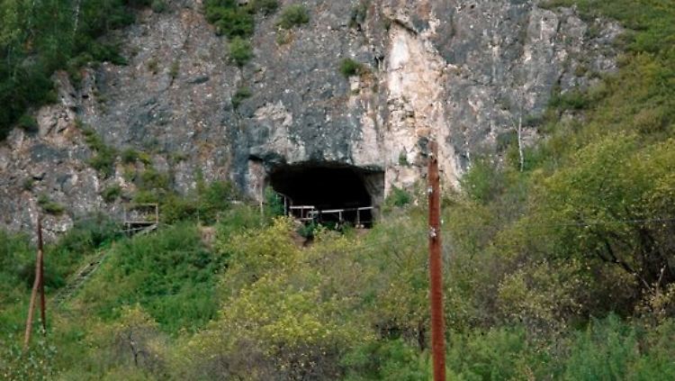 Der Eingang der Denisova-Höhle im Altai-Gebirge in Sibirien.