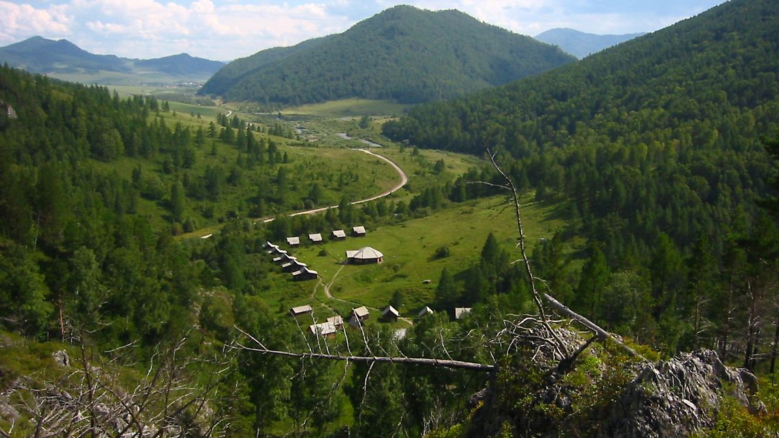 Ein Archäologen-Camp nahe der Denisova-Höhle.
