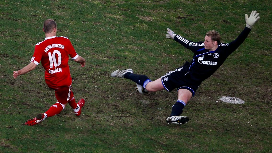 In der 10. Minute war der Niederländer noch am glänzend parierenden Manuel Neuer gescheitert.
