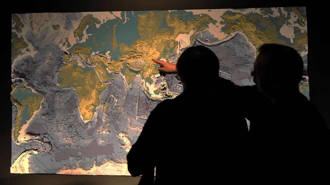 Reliefkarte in der Meeres-Ausstellung "Ozean der Zukunft": Das Kieler Weltrelief ist die weltweit genaueste dreidimensionale Abbildung der Kontinente