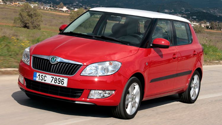 Mit der Zweifarb-Lackierung erinnert der Fabia an einen Trend, der seinerzeit vom Mini kreiert wurde.