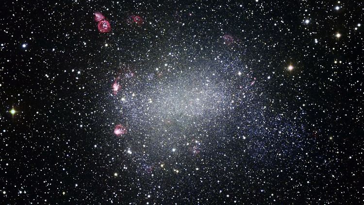 Das Bild zeigt die sogeannte Barnard Galaxie NGC 6822.