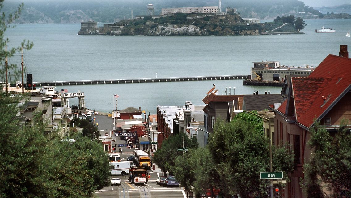 Die Wagen müssen oft große Steigungen bewältigen. (Im Hintergrund: Alcatraz)