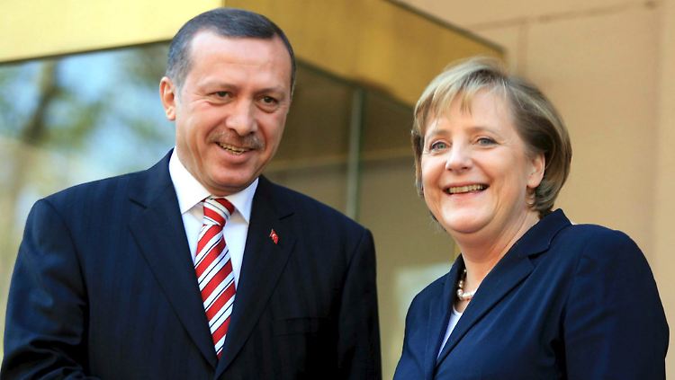Bundeskanzlerin Angela Merkel (r) bei ihrem letzten Besuch in der Türkei mit dem türkischen Ministerpräsident Recep Tayyip Erdogan (Archivfoto vom 05.10.2006).