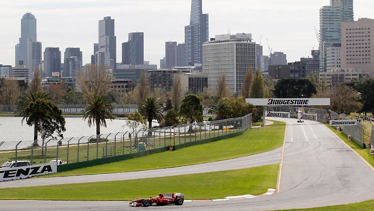 Bahrain-Sieger Fernando Alonso unterwegs im Albert Park von Melbourne. Die Ferrari scheinen erst mal das Maß der Dinge zu sein.