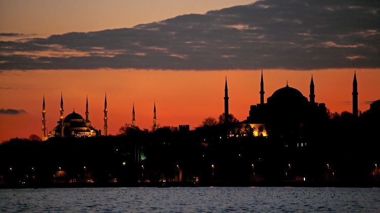 Istanbul: Sonnenuntergang hinter der Hagia Sophia und der Blauen Moschee.