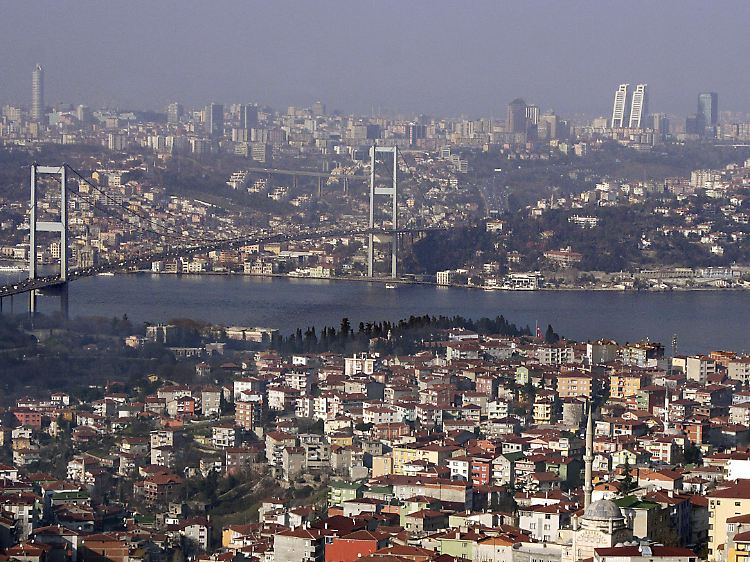Istanbul liegt auf der geographischen Grenze zwischen Asien und Europa - wohin gehört die Türkei?