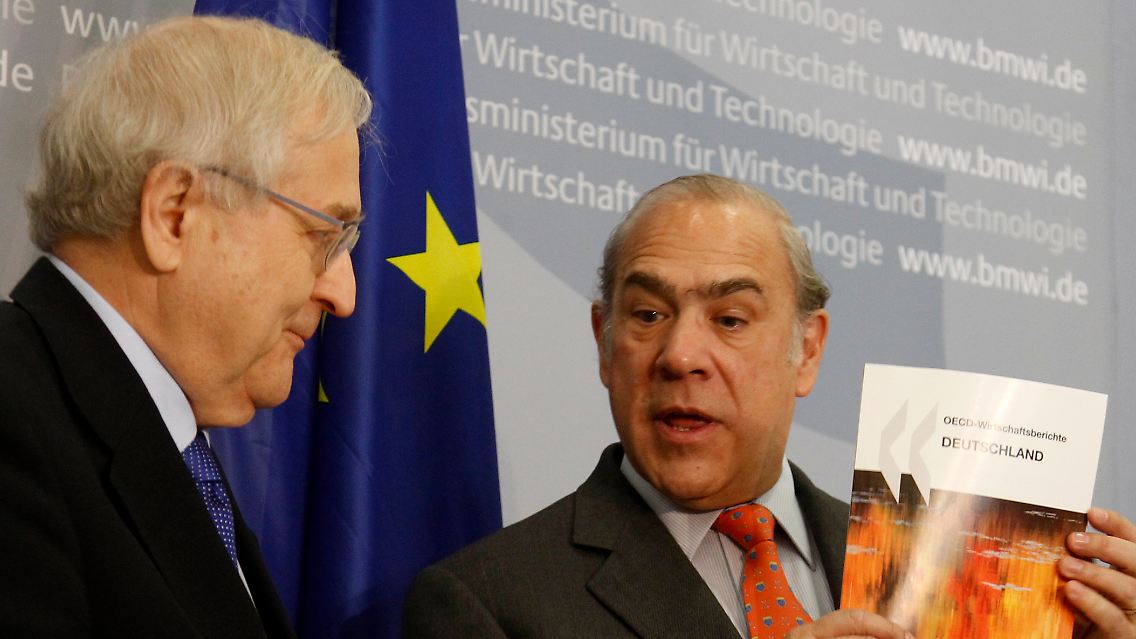 Wirtschaftsminister Rainer Brüderle mit OECD-Generalsekretär Angel Gurria bei der Präsentation des Berichts in Berlin.