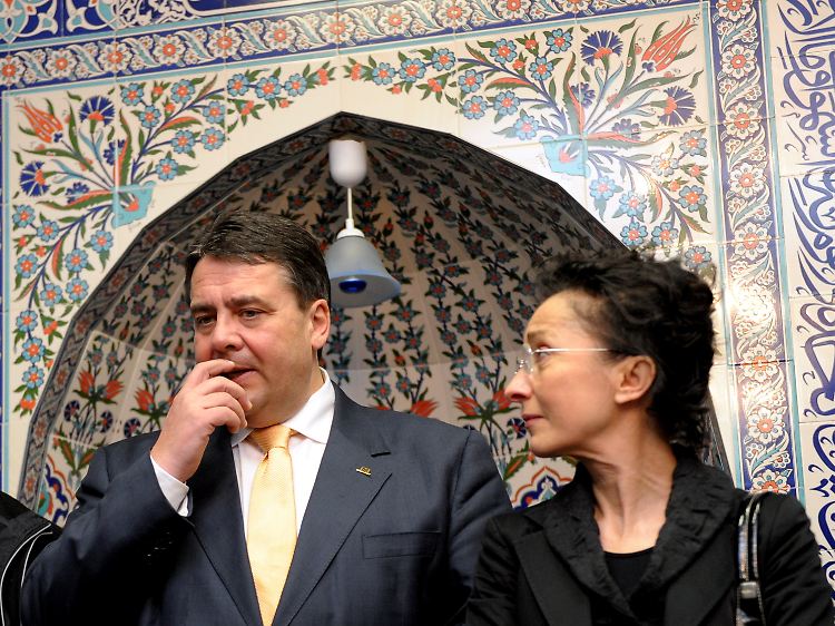 Gabriel und die Schauspielerin Renan Demirkan besuchen in Gelsenkirchen die Buer Merkez Moschee.