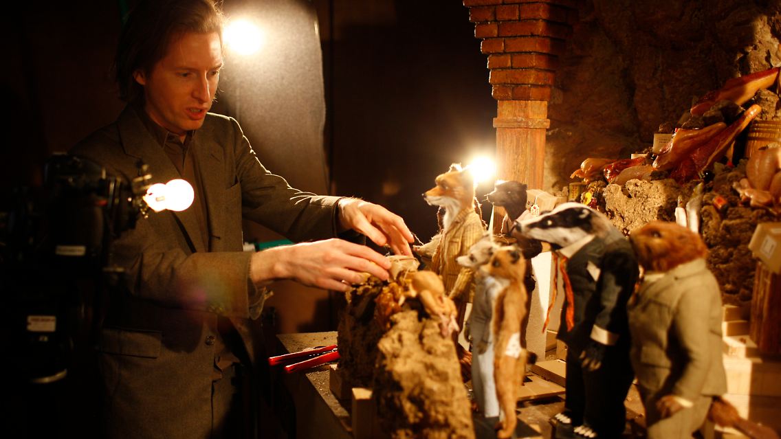 Regisseur Wes Anderson mit seinen "Hauptdarstellern": beweglichen Puppen aus Metall, Kunststoff und Fell