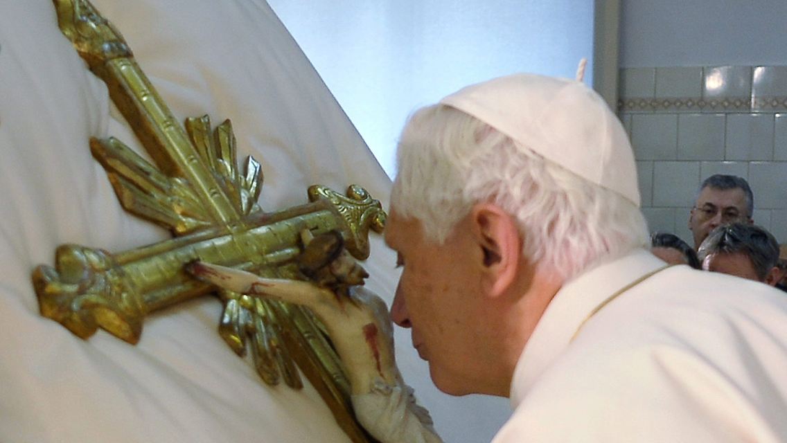 Papst Benedikt XVI. küsst ein Kruzifix in der Kirche San Pietro in Onna bei L'Aqulia während eines Besuches bei den Opfern des Erdbebens in den Abruzzen.