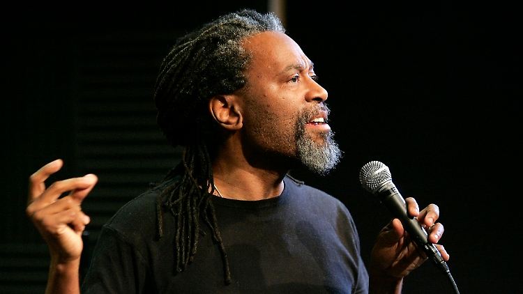 Licht, Mikro, Stimme: Mehr braucht man nicht, wenn man Bobby McFerrin heißt.