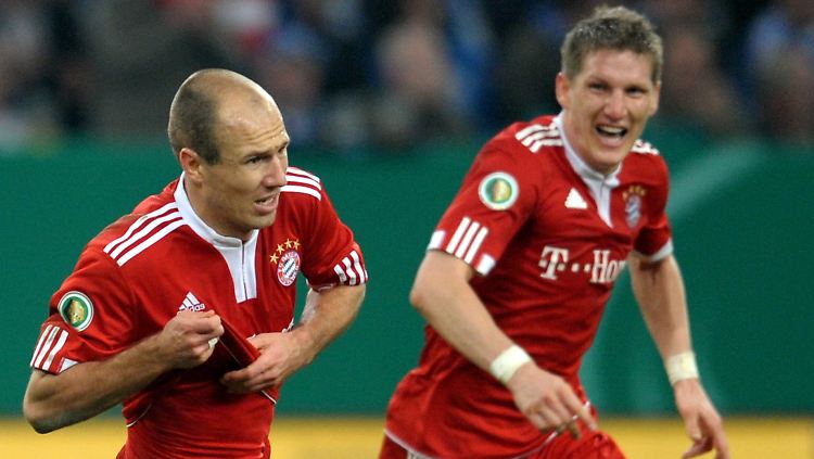 Spitzenreiter: Arjen Robben, Bastian Schweinsteiger und der FC Bayern München. Heute geht es ab 15.30 Uhr gegen den VfB Stuttgart.
