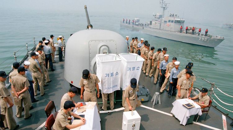 Die Besatzung der "Cheonan", hier bei einer Briefwahl auf ihrem Schiff.