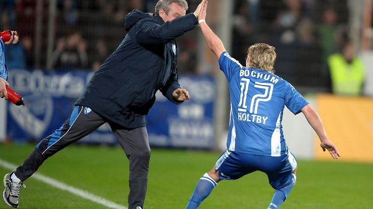 Da war die Bochumer Fußballwelt noch in Ordnung: Der Bochumer Lewis Holtby klatscht nach seinem Treffer zum 1:0 mit einem Betreuer ab