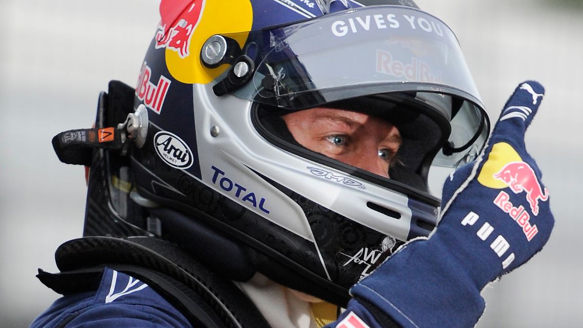 Flügel auf dem Rücken: Sebastian Vettel hat richtig gute Laune.