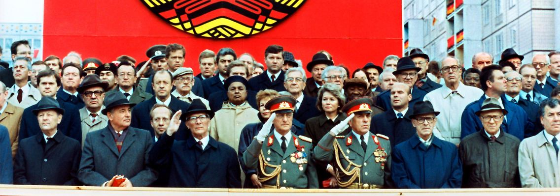 Die Ehrentribüne auf der Karl-Marx-Allee während der Militärparade am 7. Oktober 1989 in Ost-Berlin.