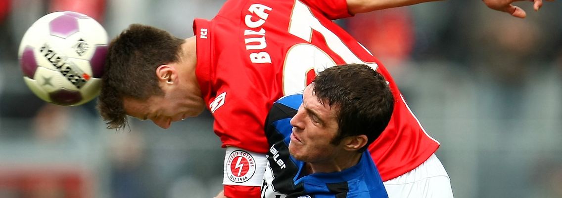 Zwei Köpfe, ein Ball: Energies Ovidiu-Nicusor Burca und der Bielefelder Pavel Fort.