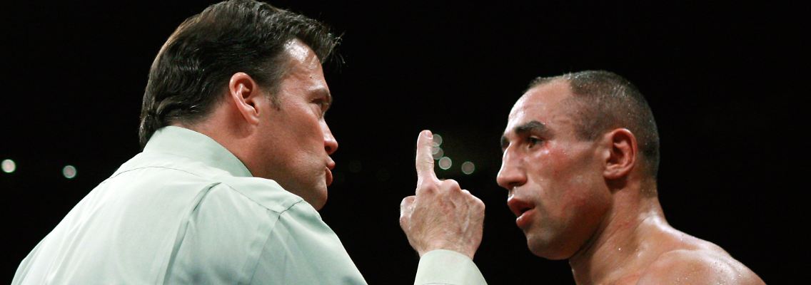 So nicht, mein Freund: Ringrichter Laurence Cole erklärt Arthur Abraham, dass er nicht mehr mitmachen darf.