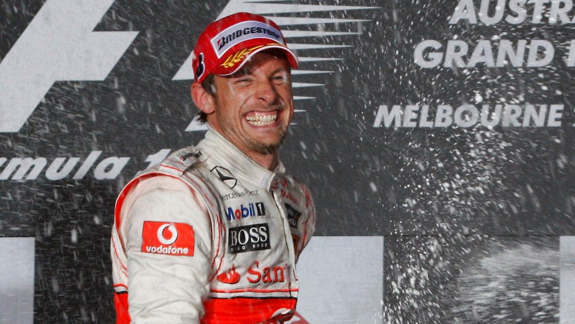 Dank einer sehr guten taktischen Leistung und viel Sensibilität für die Reifen gewinnt Jenson Button den Grand Prix von Australien.