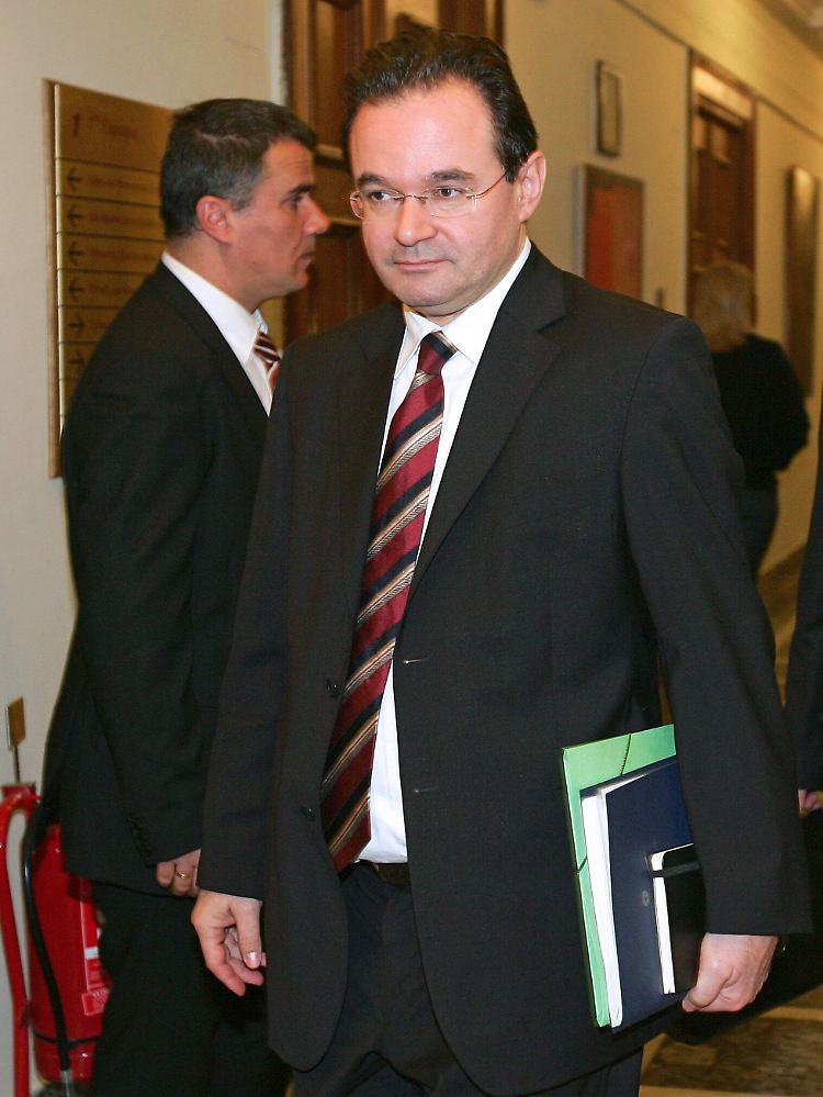 Laut Finanzminister Giorgos Papaconstantinou ist noch keine Entscheidung getroffen. Die Schuldenagentur des Landes hatte kurz vorher etwas anderes gemeldet. anderes