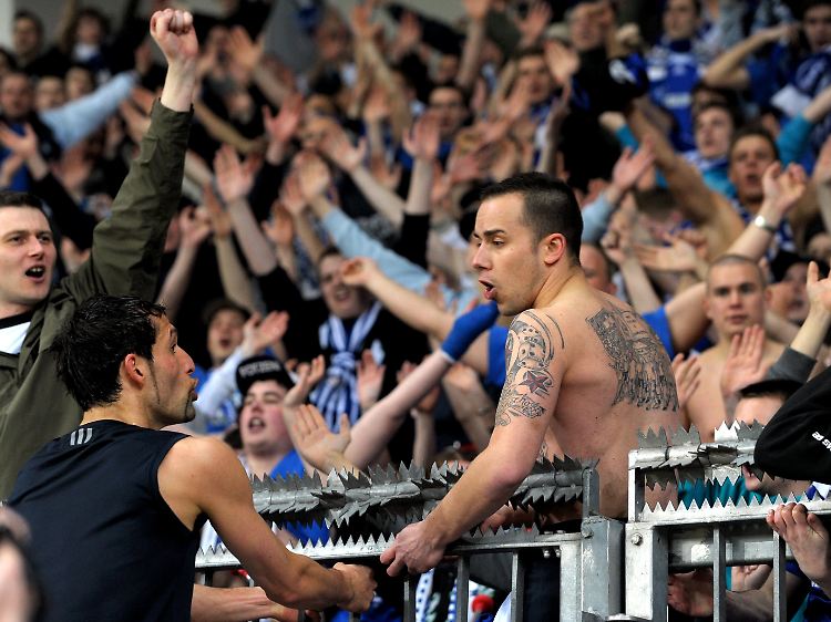 Bad in der Menge: Nun lieben die Schalker Fans ihren Kevin.