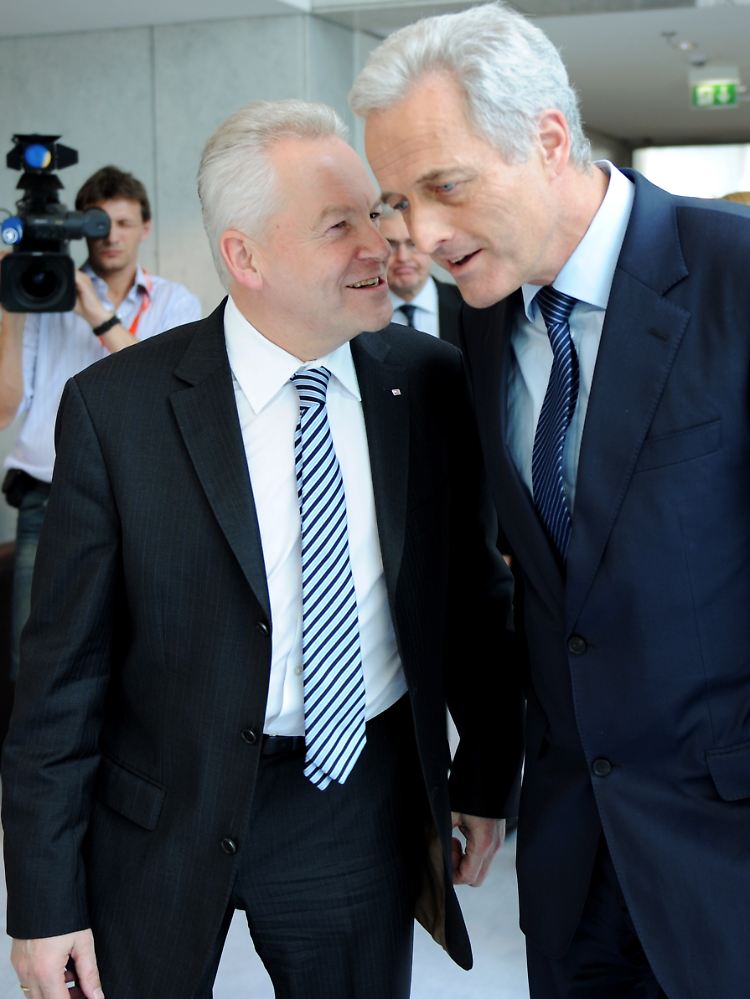 Verkehrsminister Peter Ramsauer (r.) und der Bahn-Chef Rüdiger Grube bei einem Pressetermin in Frankfurt/a.M.
